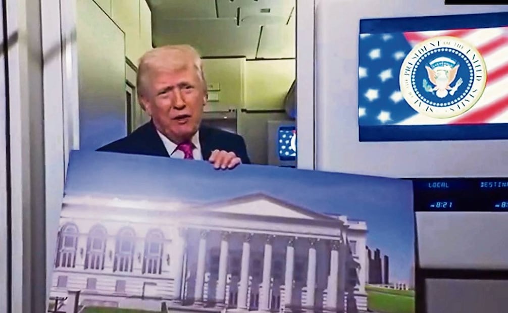 El presidente de EU enseñó a periodistas reconstrucciones digitales de cómo quedará el salón de baile de la Casa Blanca, en construcción. Foto: EFE