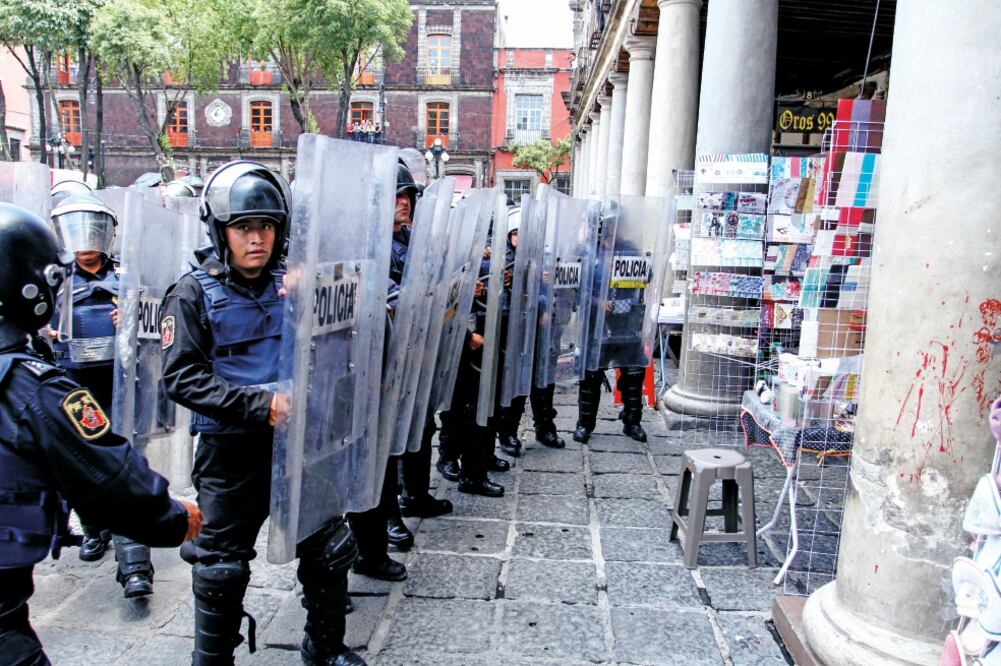 En el operativo en la Plaza de Santo Domingo participaron elementos de la División de Investigación y de la Secretaría de Seguridad Pública de la Ciudad de México. (ESPECIAL)