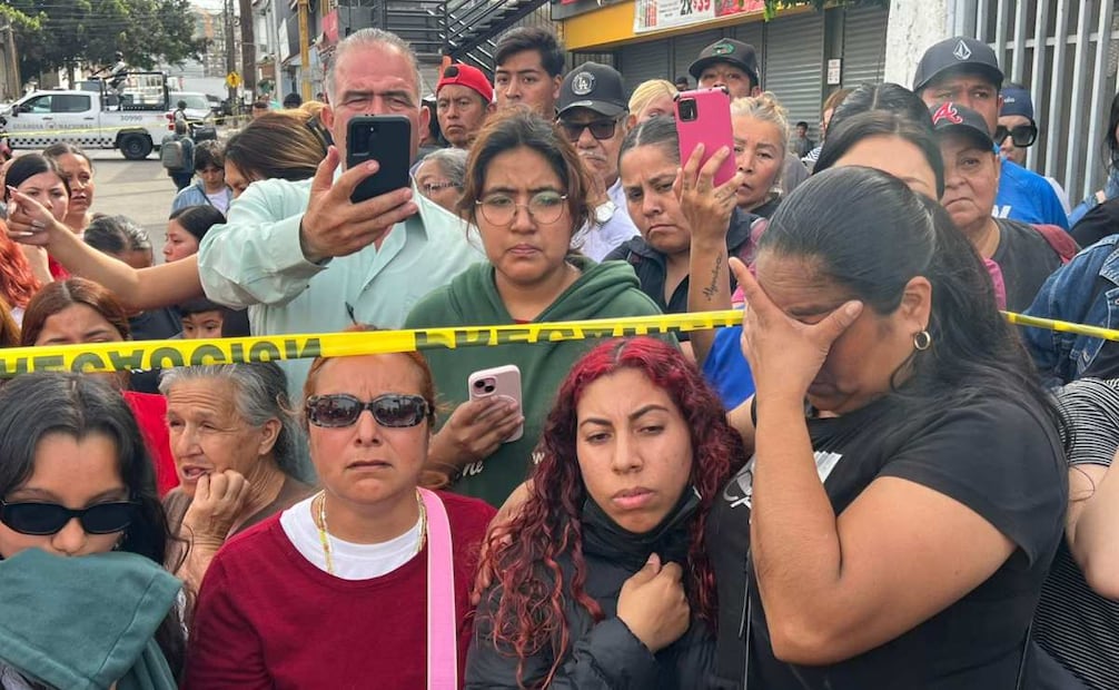 Mientras oficiales custodiaban el edificio y alrededor familiares llegaron para preguntar por los internos.
Fotos Aimee Melo/ EL UNIVERSAL
