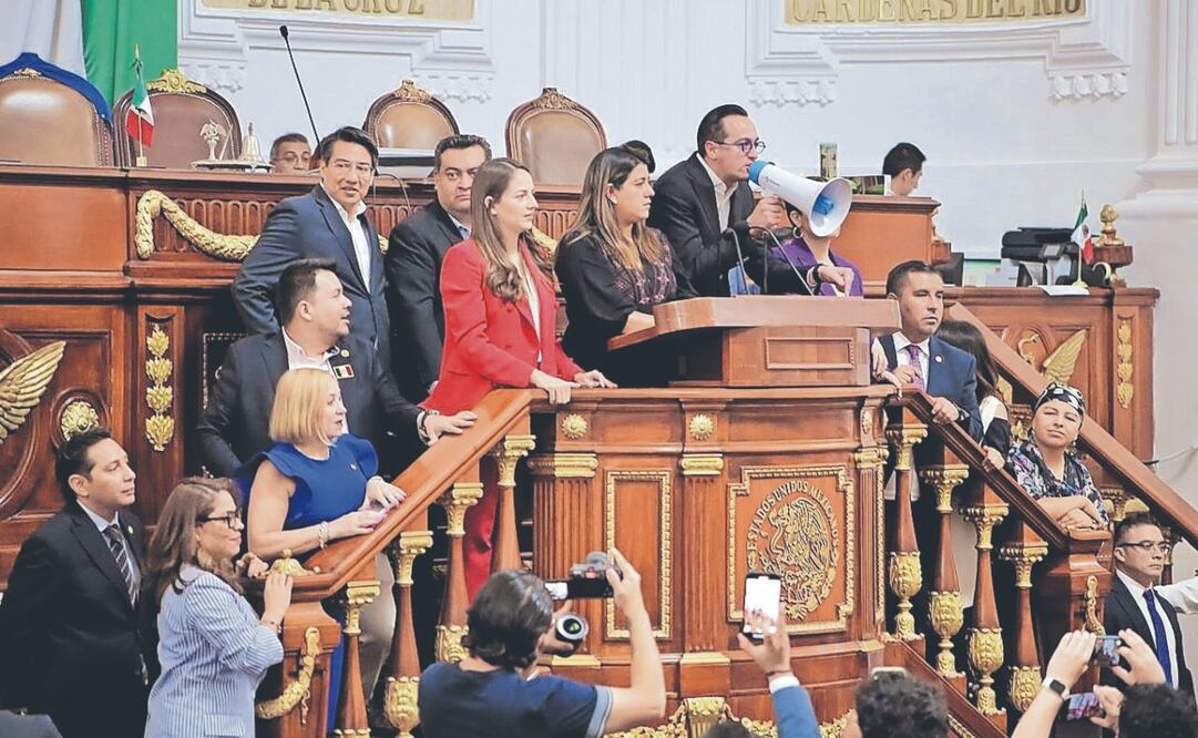 La toma de la tribuna desató una serie de gritos y reclamos en la sesión del Congreso. Foto Especial