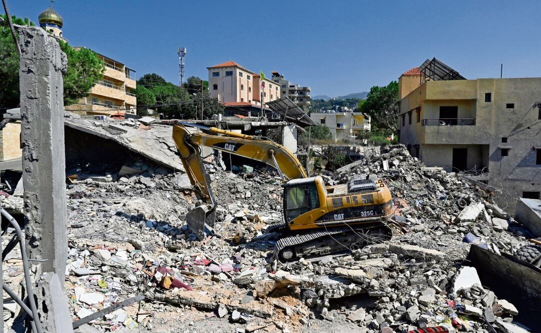 Una excavadora retira los escombros de un edificio destruido por ataques de Israel, en Beirut. Foto: EFE