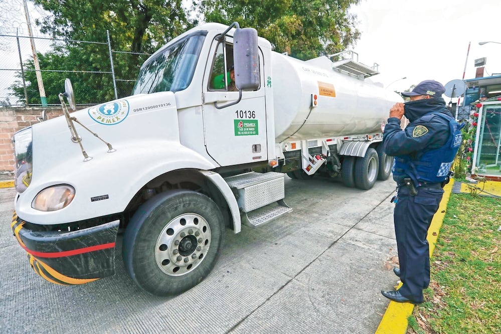 ¿Cómo debe ser una pipa para transportar gasolina?