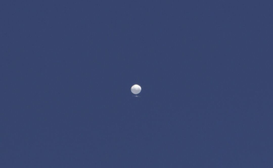 Un globo es visto mientras continúa su trayectoria de varios días por el norte de EU en Charlotte, Carolina del Norte. Foto: EFE
