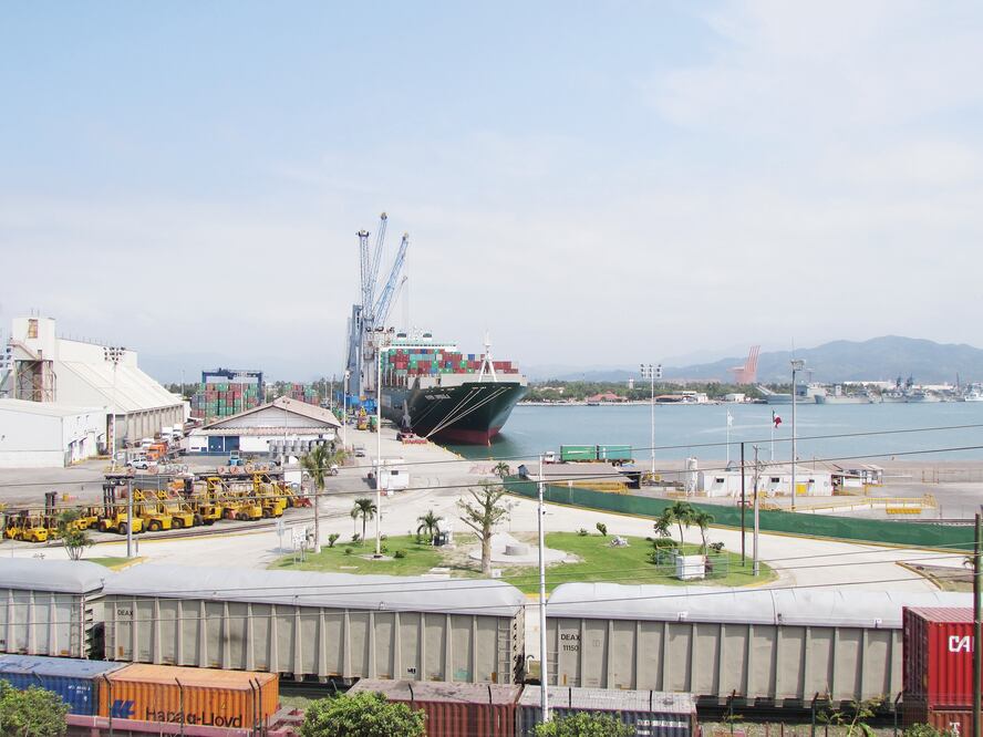 Manzanillo es el principal puerto de carga del país y se ha visto afectado en los últimos meses hasta el flujo vial de la ciudad y las empresas que operan en esa instalación ya absorbida por la ciudad. Foto: Archivo/El Universal