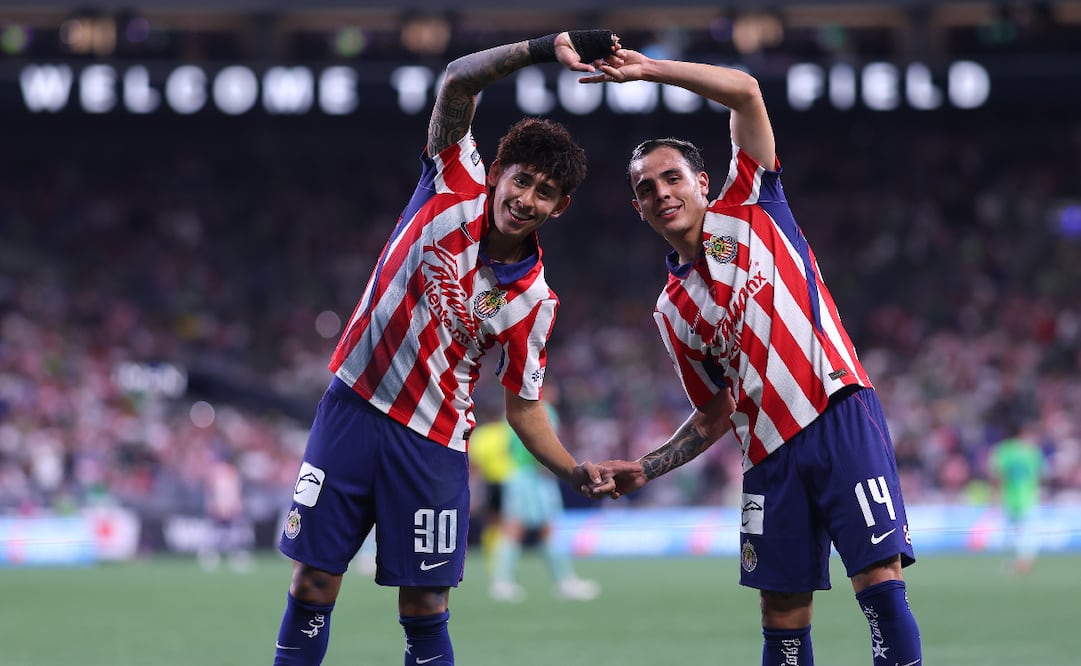Santiago Sandoval y Hugo Camberos festejan el triunfo rojiblanco / Foto: Chivas