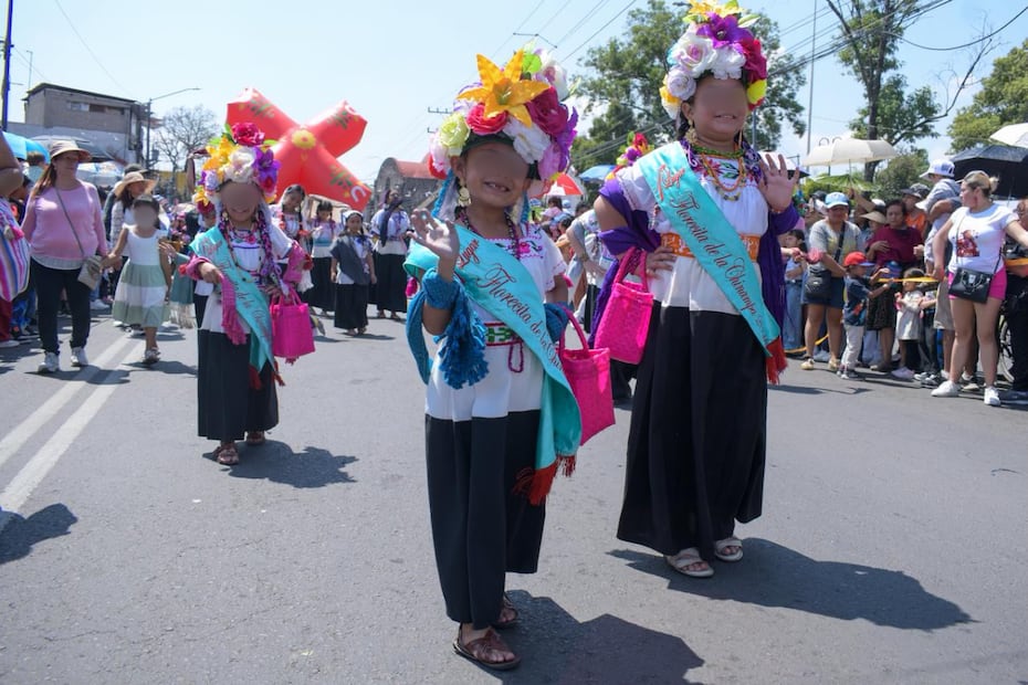 Entre globos y risas, Xochimilco celebra el Día del Niño; familias disfrutan desfile y actividades.
Foto: Santiago Cadena / EL UNIVERSAL.