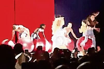 Selena empieza su gira con un resbalón