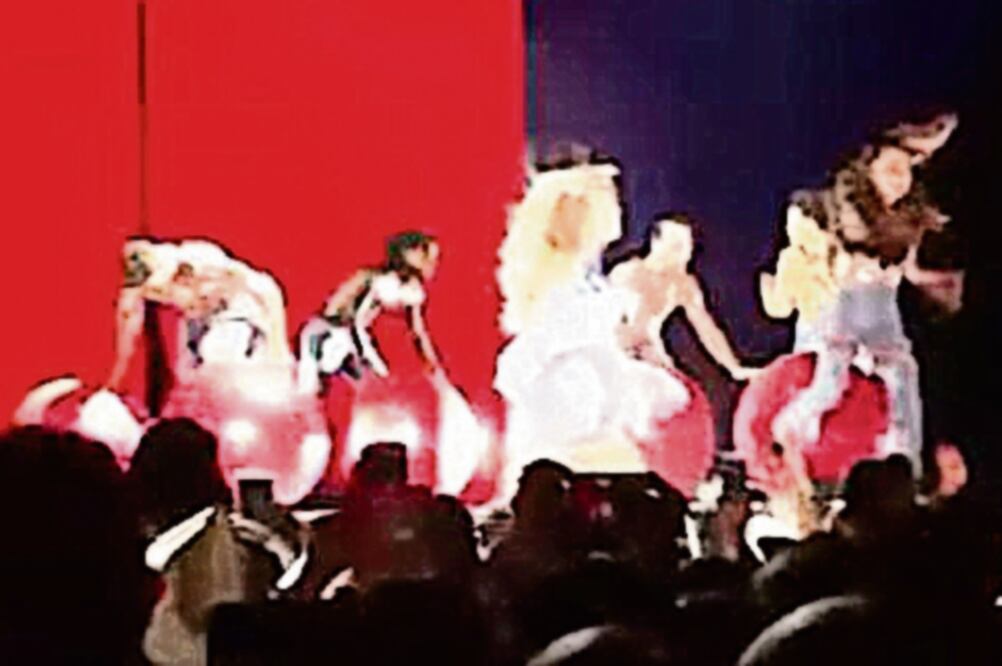 frió una fuerte caída mientras interpretaba “Kill Em With Kindness” en el show de Tulsa (ARCHIVO. EL UNIVERSAL)