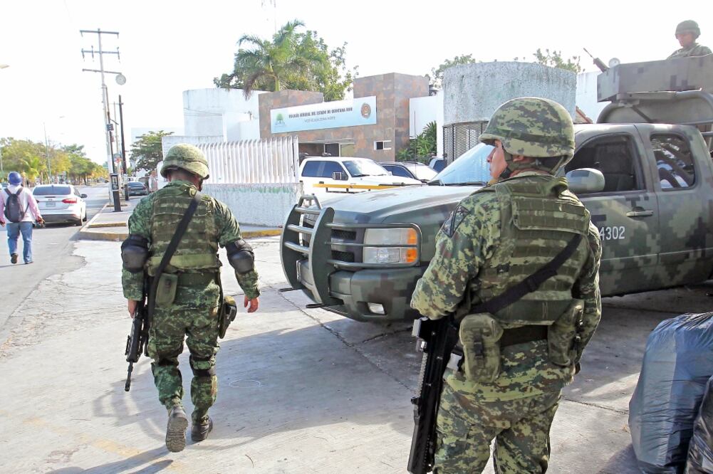 Soldados prestan guardia afuera de la sede de la Fiscalía; además, elementos de la Policía Federal y de la Gendarmería llegan hoy al balneario de Cancún, luego del ataque armado a instalaciones oficiales (EFE. ALONSO CUPU)