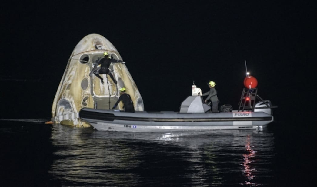 Nave de SpaceX y la NASA hace amerizaje nocturno con cuatro astronautas