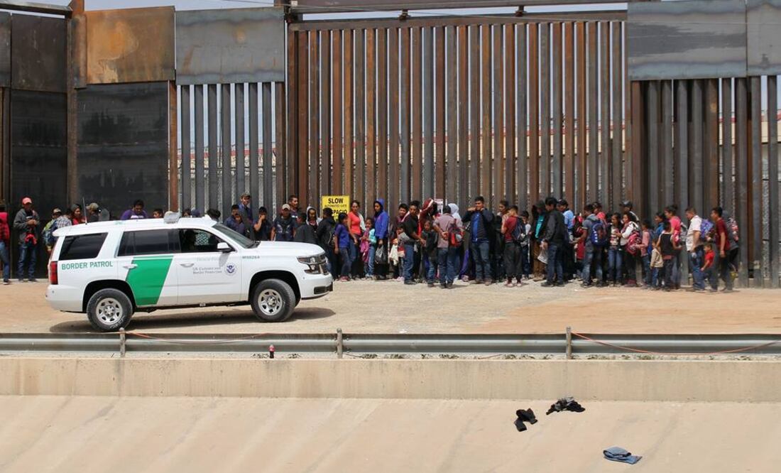 Migrantes en la frontera de EU y México (Foto: AFP)