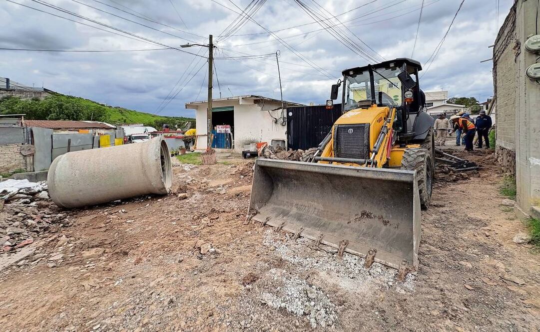 Personal del organismo de aguas municipal abrió un tramo de la calle con maquinaria especializada. Foto: Arturo Contreras / EL UNIVERSAL