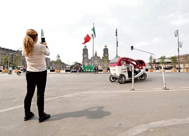 Paseantes disfrutan del Zócalo peatonal; se genera caos vial