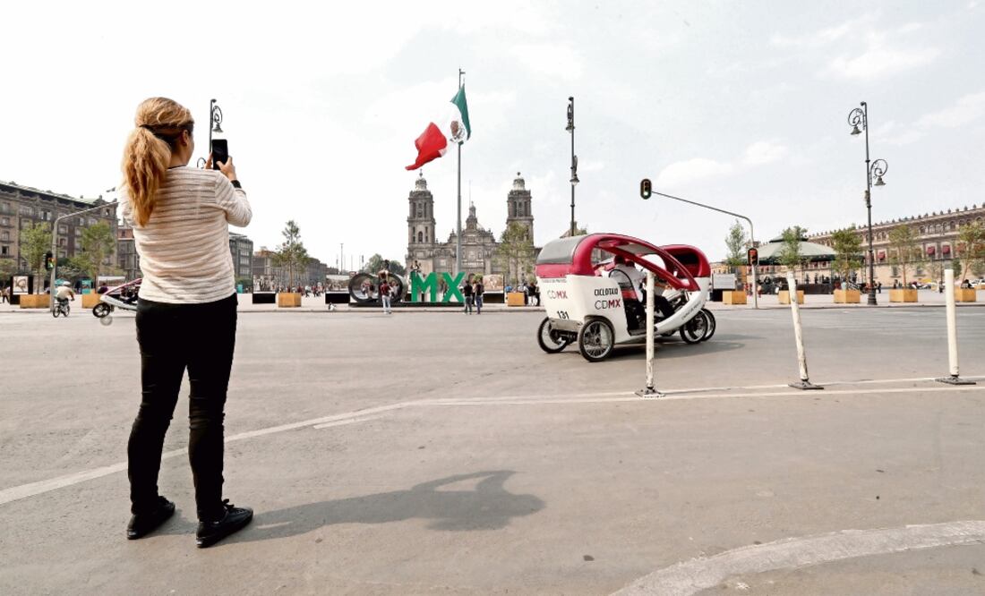 Algunas personas consideran que las modificaciones viales mejoran la movilidad del Centro Histórico. Turistas aprovecharon para tomar fotos. FOTO: GERMÁN ESPINOSA. EL UNIVERSAL