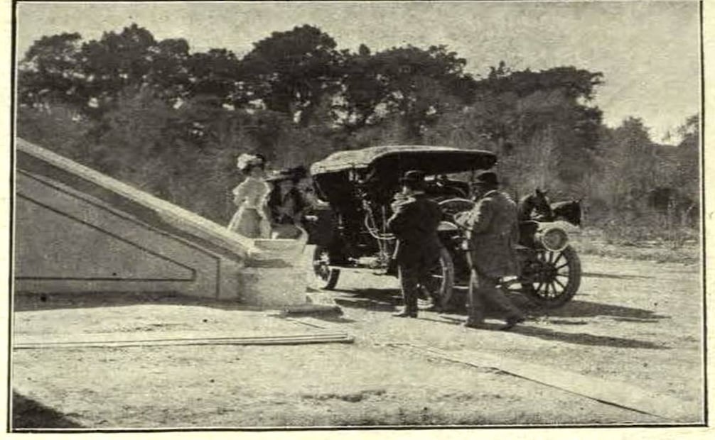 Retirada de los lugares uno y dos del campeonato de tiro de exhibición de duelo en 1908 en Chapultepec. Tomada de “El Mundo Ilustrado”. Col. Carlos Villasana.