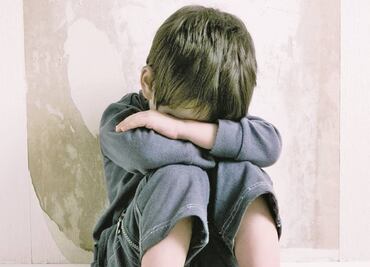 Detienen a pareja de EU por encerrar a 3 de sus hijos y provocarles desnutrición