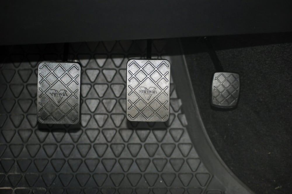 El uso correcto de los pedales del auto puede alargar la vida de tu vehículo / Foto: Pixabay 