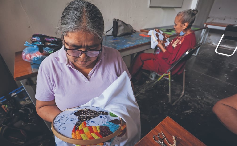 En la colonia Santa Martha Acatitla, mujeres de la zona limítrofe de Iztapalapa y Nezahualcóyotl practican diferentes técnicas textiles. Foto: Luis Camacho/ EL UNIVERSAL