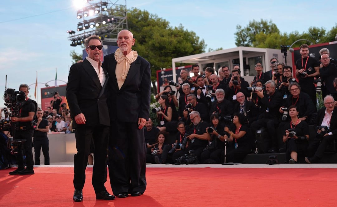 Posó en la alfombra roja junto a su coprotagonista, Sam Rockwell. Foto: AFP