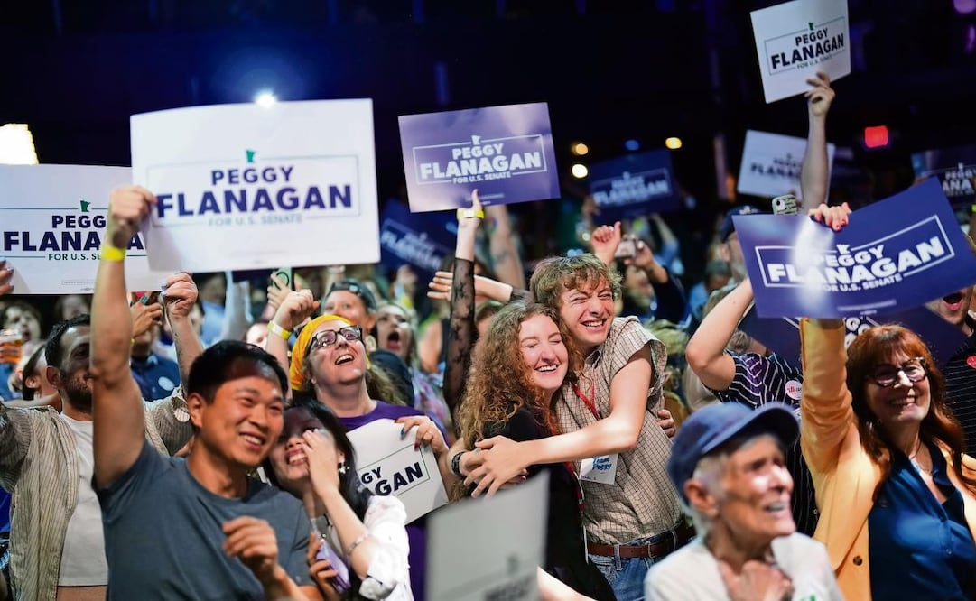 Simpatizantes vitorean durante un acto de la vicegobernadora de Minnesota,
Peggy Flanagan —candidata demócrata al Senado—, el 11 de agosto. Foto: AP/Ellen Schmidt)