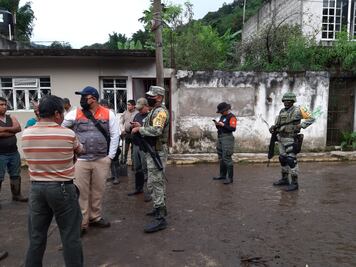 Tormenta causa inundaciones y arrastra autos en 4 municipios de Veracruz