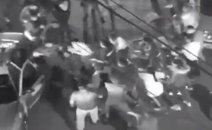 Captan agresión de 50 personas a policías de Neza; uno podría perder la vista