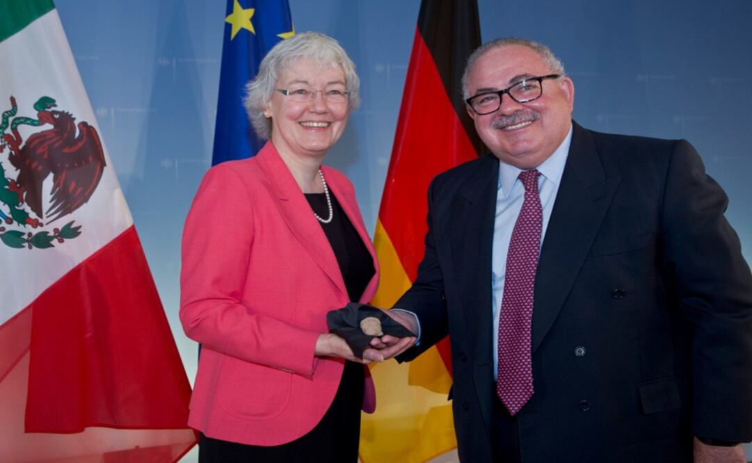 The Mexican ambassador receives the stolen piece – Photo: Taken from the embassy's Twitter account