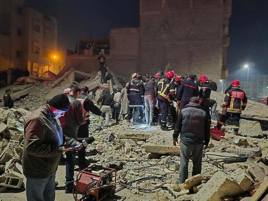 Al menos 22 personas fallecieron y otras 16 resultaron heridas de diferente gravedad tras el derrumbe de dos edificios residenciales contiguos en la ciudad de Fez, en el centro de Marruecos. Foto: EFE