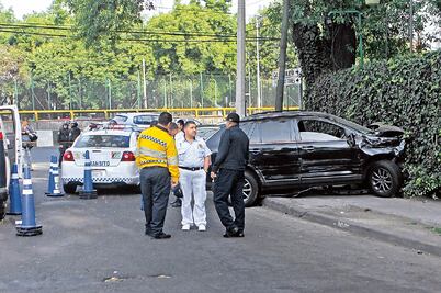 Conductor arrolla a 2 policías; mata a uno