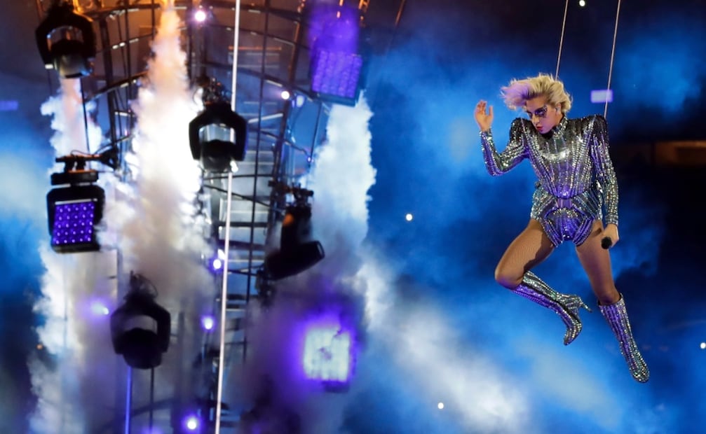Gaga apareció en el techo del estadio y voló hacia el escenario FOTO:EFE