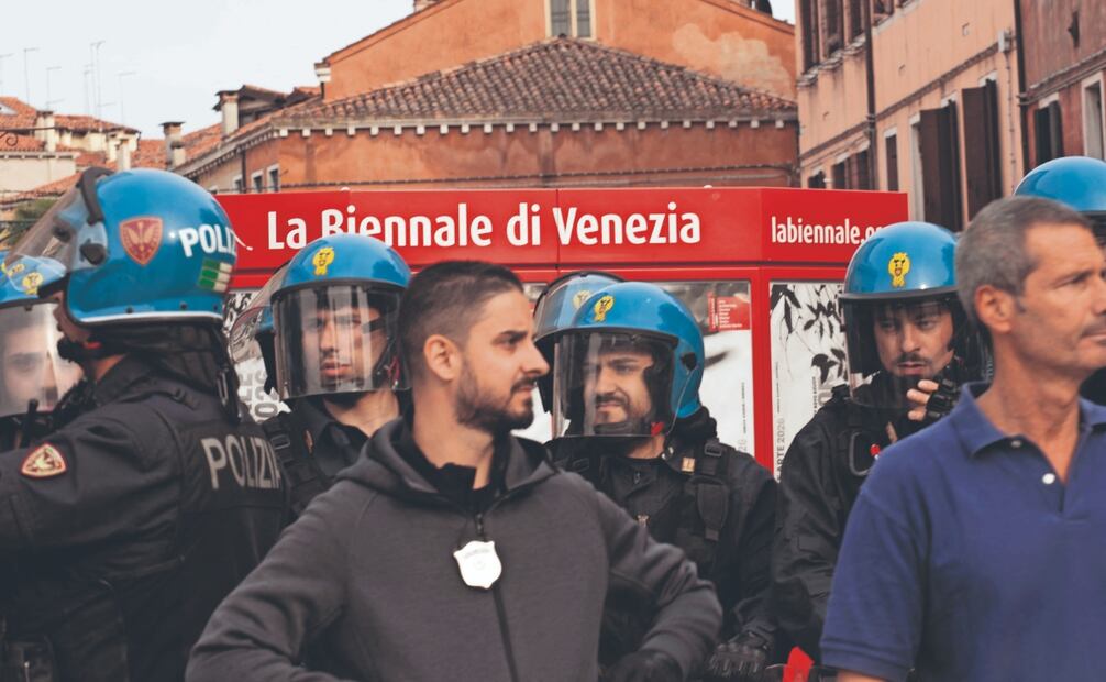 El 8 de mayo, policías intentaban controlar una manifestación contra la presencia del pabellón de Israel en la Bienal. Foto: AFP