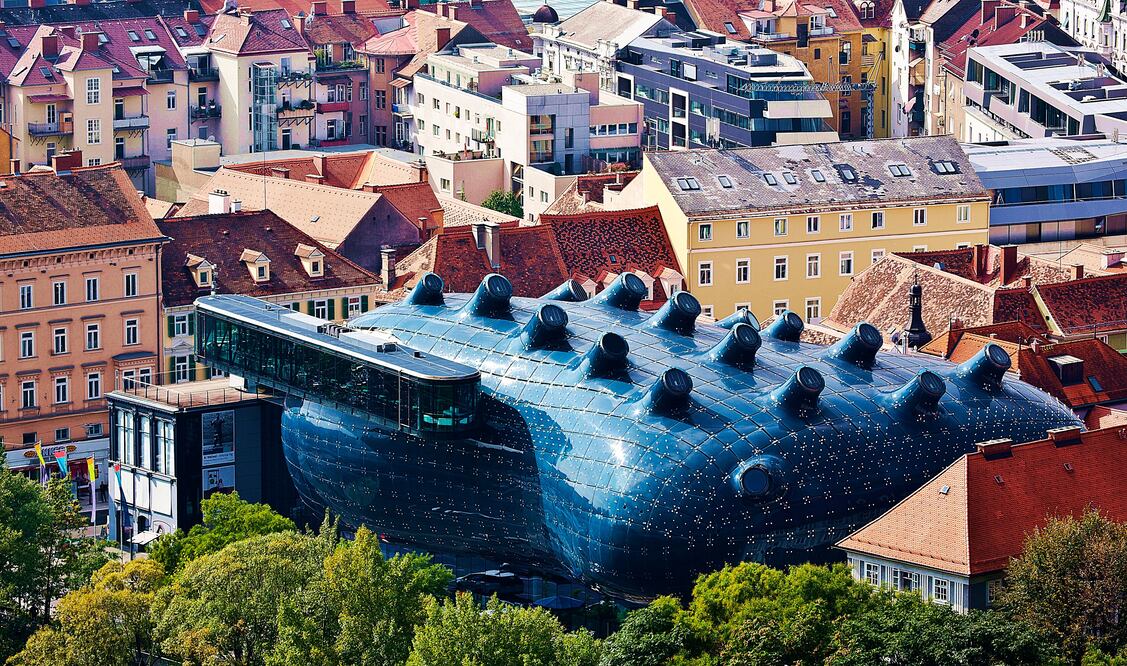 El museo Kunsthaus Graz contrasta con los edificios y casas tradicionales de Graz. (Foto: Kunsthaus Graz, Außenansicht, © Christian Plach)