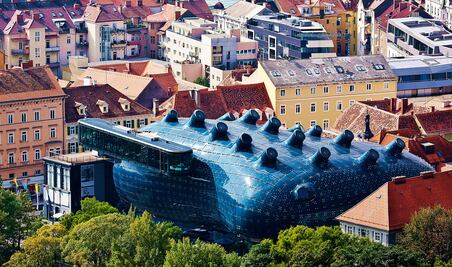 Recorre el Kunsthaus Graz, el museo con forma de amiba gigante en Europa