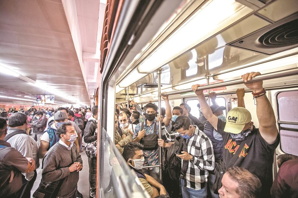 Pese a la baja de usuarios, todavía se presentan aglomeraciones de personas en algunas de las líneas del Metro. Foto: GERMÁN ESPINOSA. EL UNIVERSAL