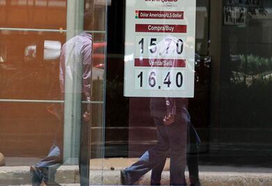 Banxico contiene el alza del dólar
