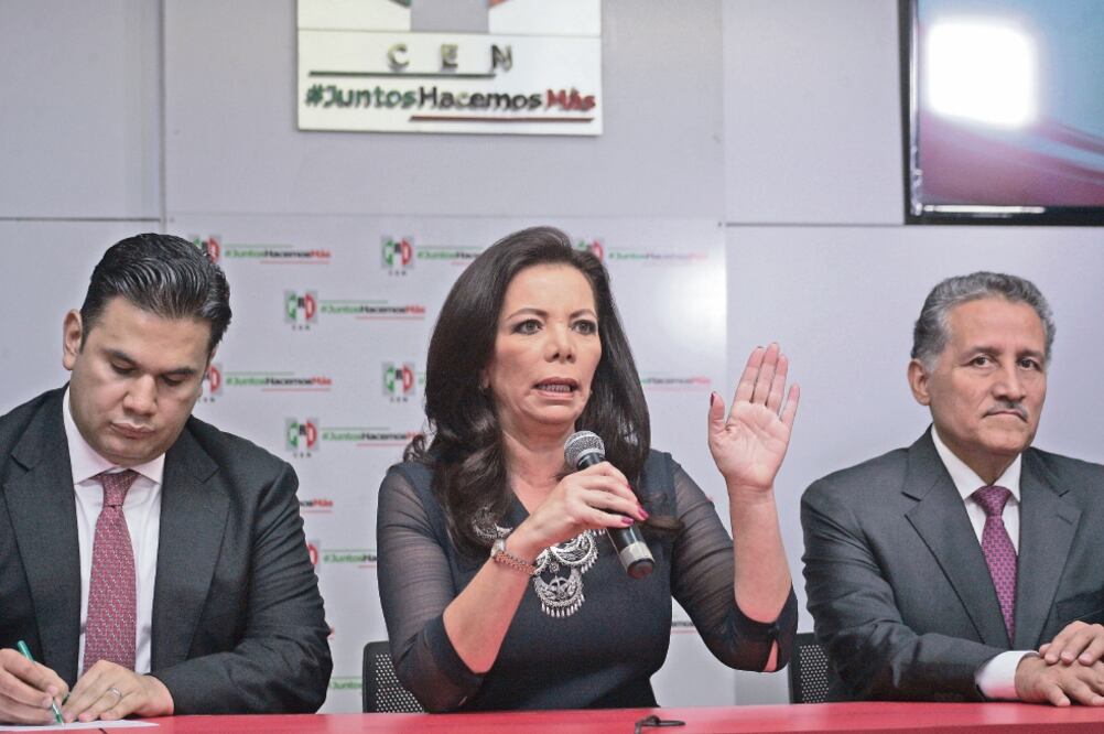 La presidenta interina del PRI, Carolina Monroy del Mazo, niega que su partido dé la espalda a sus gobernadores, pero aclaró que cualquier persona que cometa actos fuera de la ley debe hacerse responsable y responder por ellos (ALEJANDRO ACOSTA. EL UNIVE)