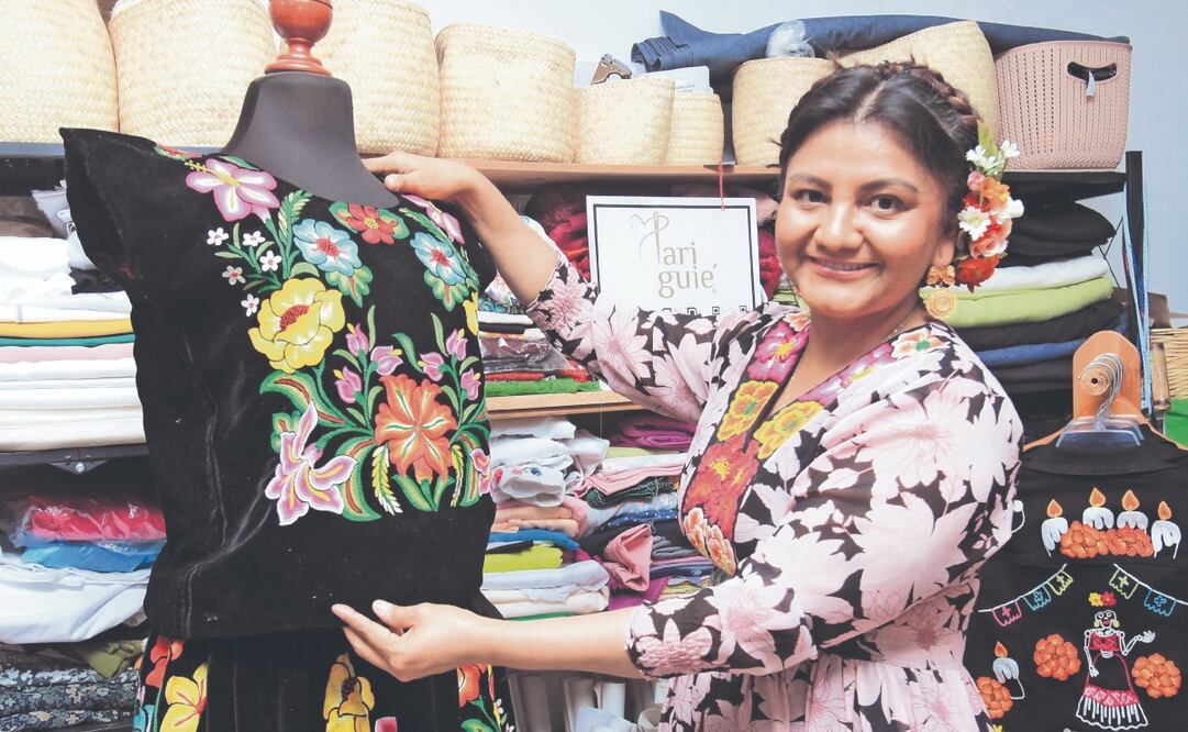 La diseñadora Olivia Trujillo (izq.) y la artesana zapoteca Claudia Vásquez dieron vida al vestido que la Presidenta utilizó durante su toma de posesión; la modista creó la prenda según el estilo de la Mandataria con bordados que tienen el sello indígena de Oaxaca. Foto: de Edwin Hernández y Gabriel Pano. EL UNIVERSAL.