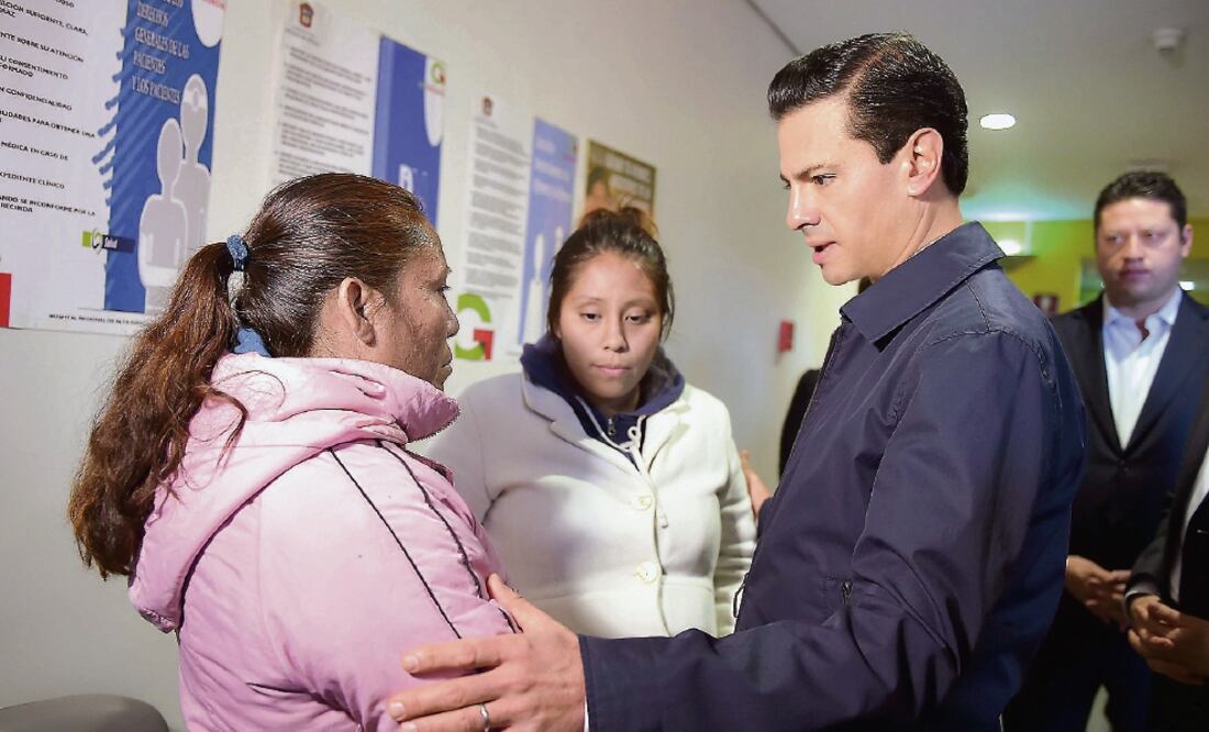 El presidente de México, Enrique Peña Nieto, visitó en el hospital de Zumpango a heridos por la explosión en Tultepec y sus familiares. (PRESIDENCIA DE LA REPÚBLICA)