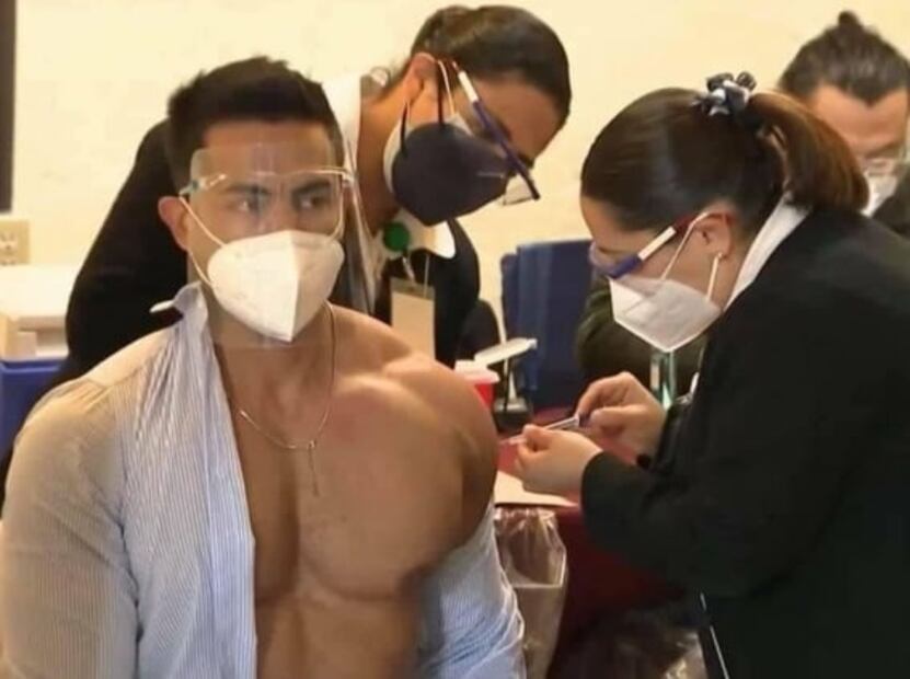 Reaparece en redes oftalmólogo que recibió vacuna anticovid; pide disculpas por "comportamiento irresponsable"