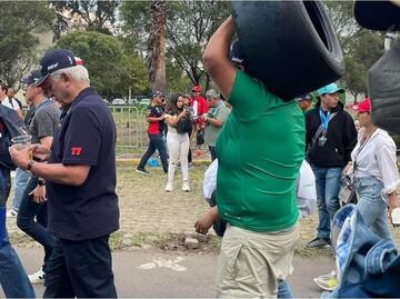 Aficionado mexicano se lleva a casa de 'recuerdo' neumático del Gran Premio de México