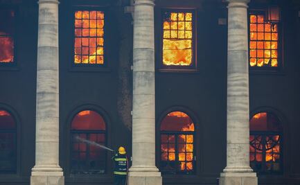 Controlan incendio que afectó biblioteca universitaria en Sudáfrica