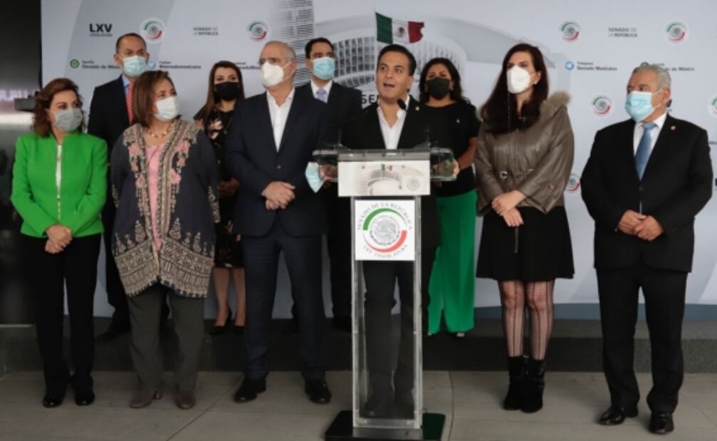 Xóchitl Gálvez y Kenia López cuelgan manta en Senado; exigen renuncia de Zoé Robledo