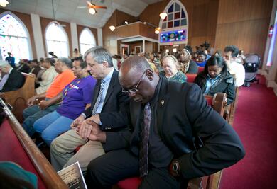 Familiares perdonan a homicida de Charleston