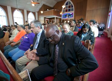 Familiares perdonan a homicida de Charleston