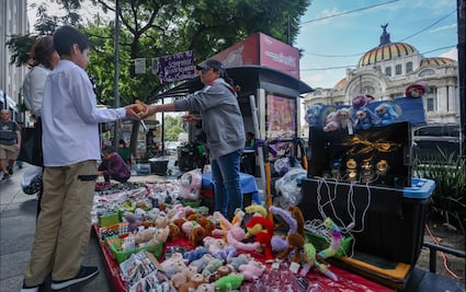 FOTOS: Inundan vendedores ambulantes avenida Juárez con productos principalmente chinos