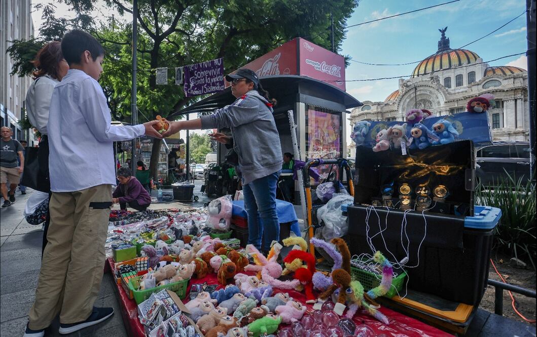 Decenas de vendedores ambulantes se instalan a lo largo de avenida Juárez frente a la Alameda Central para ofrecer principalmente productos chinos, el 19 de agosto de 2025. Foto: Luis Camacho/EL UNIVERSAL
