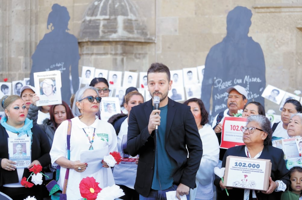 Reconocimiento. Diego Luna dijo que las familias de desaparecidos son ejemplo de valentía, ya que han hecho lo que las autoridades no. Foto/GERMÁN ESPINOSA. EL UNIVERSAL