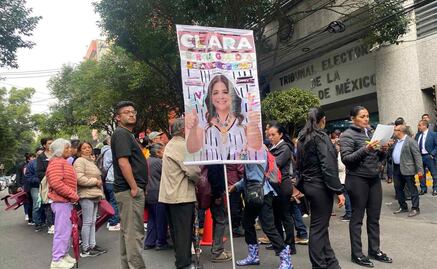 Simpatizantes de Clara Brugada esperan su llegada a Tribunal Electoral de CDMX; recibirá constancia de validez de la elección