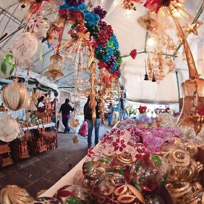 La empresa de la familia Muñoz Ruiz produce esferas creadas bajo un concepto que le da preferencia al arte, a la calidad y también a los colores. Los diseños son únicos y sus adornos lucen en los árboles de Navidad del Vaticano y en la Capilla Sixtina.