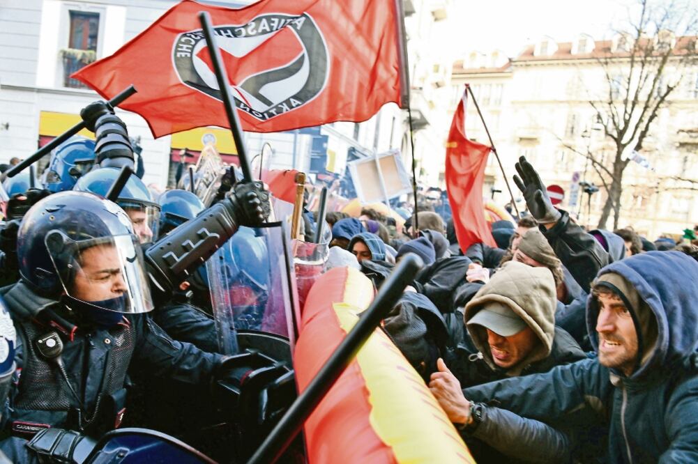 Elementos de la policía se enfrentaron ayer con manifestantes durante una marcha antifascista y antiracista en la ciudad de Milán, Italia. Foto: PIERO CRUCIATTI. AFP